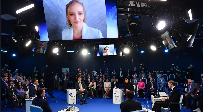 Wladimir Putins Tochter Katerina Tichonowa spricht bei einem Wirtschaftsforum in St. Petersburg.