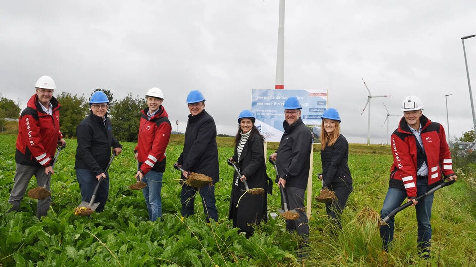 Thomas Bertl (KWI - örtliche Bauaufsicht), Stefan Görtz (PKE Gebäudetechnik – Generalunternehmer), Maximilian Fuchs (KWI), Bürgermeister Matthias Stadler, Sabina Aksakalli, Franz Gruber, Projektleiterin Carina Wenda von der Klimakoordinationsstelle des Rathauses und Gerhard Eder (KWI)
