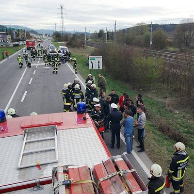 Pkw krachte in Auto von Ersthelfer