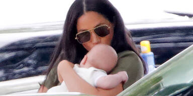 So lieb kuschelt Mama Meghan ihren Archie