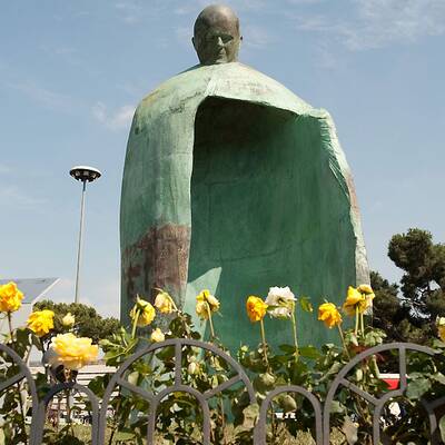 Die umstrittene Papststatue