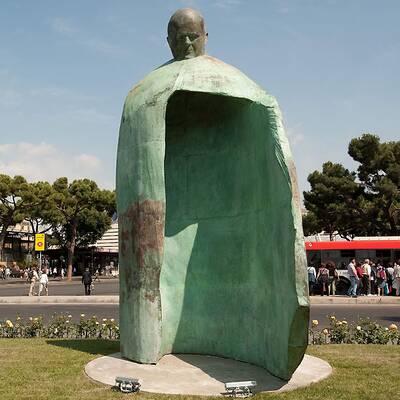 Die umstrittene Papststatue