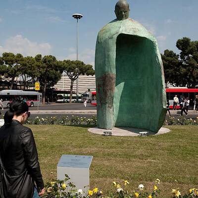 Die umstrittene Papststatue