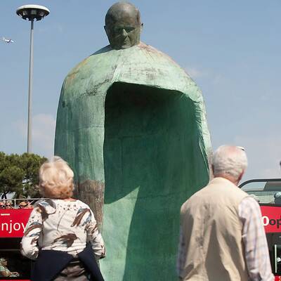 Die umstrittene Papststatue