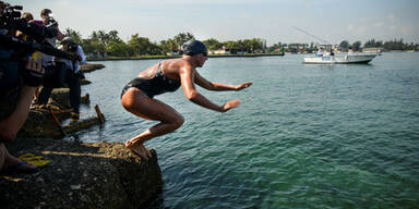 Qualle stoppt Extremschwimmerin 