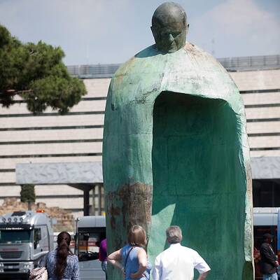 Die umstrittene Papststatue