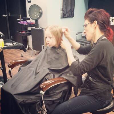 3 Jährige schneidet Haare aus Solidarität