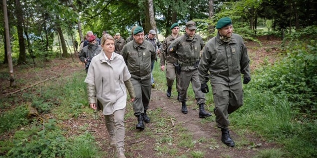 Verteidigungsministerin Tanner auf Truppenbesuch in Amstetten