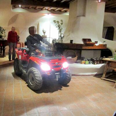 Besoffener rast mit Quad in Hotelhalle