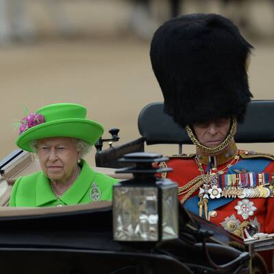 Queen Elizabeth feiert in neongrün