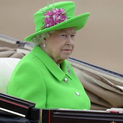 Queen Elizabeth feiert in neongrün