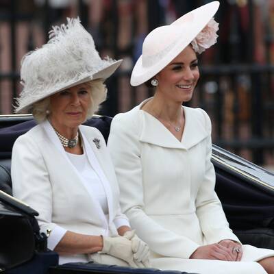 Queen Elizabeth feiert in neongrün