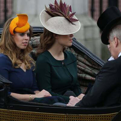 Queen Elizabeth feiert in neongrün