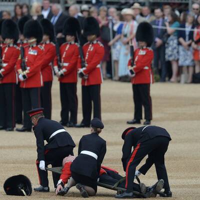 Queen Elizabeth feiert in neongrün