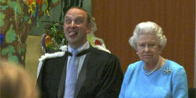 Lehrer schnitt bei Queen-Besuch Grimassen