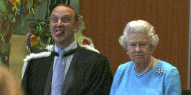 Lehrer schnitt bei Queen-Besuch Grimassen
