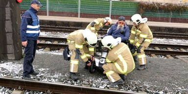 Rollstuhlfahrer steckte eine Stunde in Gleisen fest