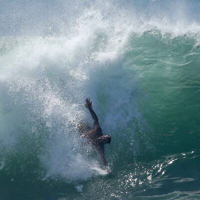 Ein Sanddamm an der Küste