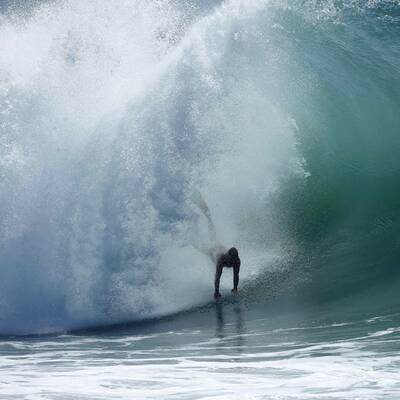 Ein Sanddamm an der Küste