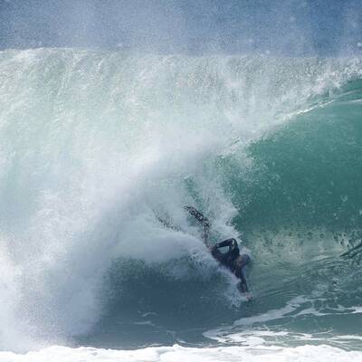 Ein Sanddamm an der Küste