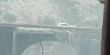 Sizilianische Brücke bricht auseinander - während Autos darüberfahren