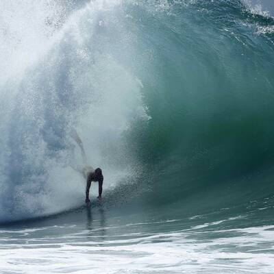 Ein Sanddamm an der Küste