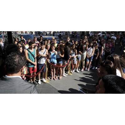 Rihanna-Fans vor dem Hotel Sacher 