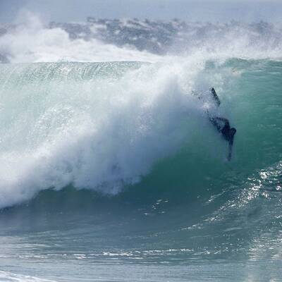 Ein Sanddamm an der Küste