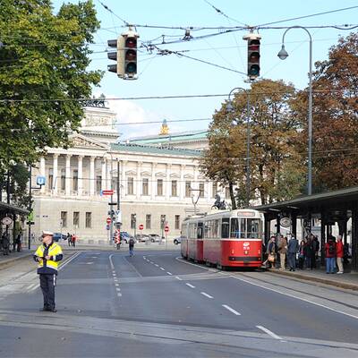 Leere vor dem Parlament
