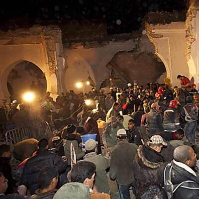 Das Minarett stürzte während des großen Freitagsgebetes ein.