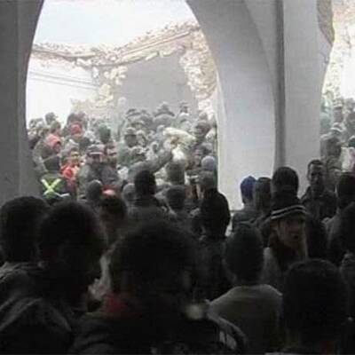 Das Minarett stürzte während des großen Freitagsgebetes ein.