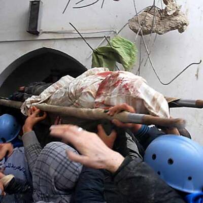 Das Minarett stürzte während des großen Freitagsgebetes ein.