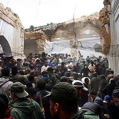 Das Minarett stürzte während des großen Freitagsgebetes ein.