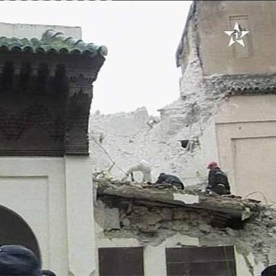 Das Minarett stürzte während des großen Freitagsgebetes ein.