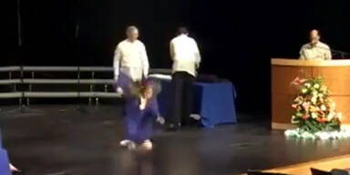 Absolventin st&uuml;rzt bei Urkunden-Verleihung