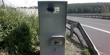 Raser zerstört Radar - und wird geblitzt