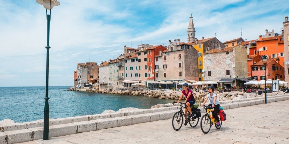 Radfahrerinnen in Rovinj