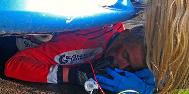 Fahradfahrer von Auto überrollt