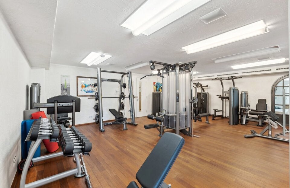 Gesunder Lebensstil daheim: Neben dem komplett ausgestatteten Fitnessstudio mit Kardio- und Fitnessgeräten, ein Must-have für den ehemaligen Leistungssportler, beherbergt das Anwesen einen Whirlpool, zwei Saunen und einen Ruheraum.