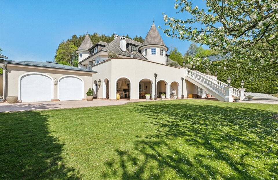 Highlight für Autofans: Hausherr und Ex-Rennfahrer Ralf Schumacher plante in der Garage seiner Villa sechs Abstellplätze für seine Autosammlung, wo sie vor Wind und Wetter geschützt sind.