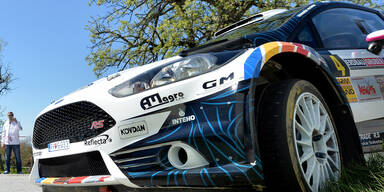 Fahrer rast in Zuschauergruppe