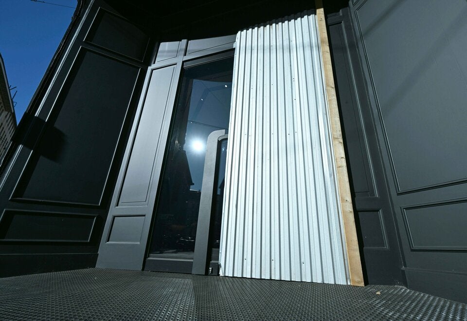 Einbrecher rasten mit Pkw als Rammbock erneut in Wiener Luxusgeschäft