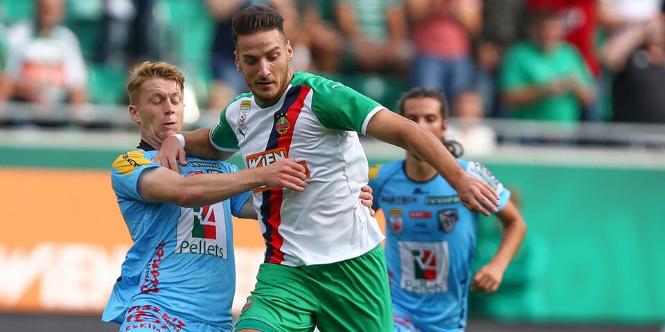 Ercan Kara im Zweikampf mit dem WAC