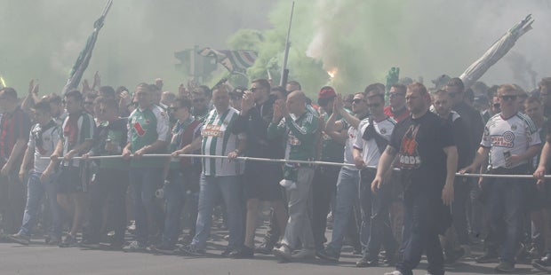 Fanmarsch: Eine Person durch Böllerwurf verletzt