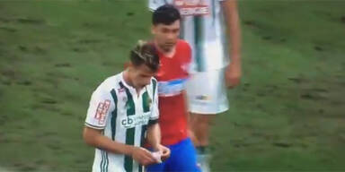 Steaua-Spieler stiehlt Taktik-Zettel