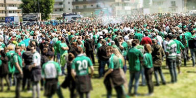 Fanmarsch: Eine Person durch Böllerwurf verletzt