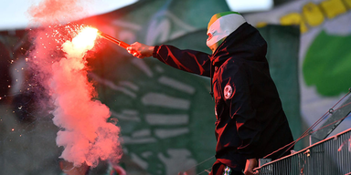 Wurfgeschoß trifft Spieler: Rapid-Fans sorgen für Skandal