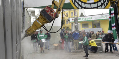 Rapid-Fans stürmen St. Hanappi