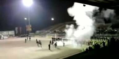 Rapid-Fans zucken aus. Feuer auf dem Spielfeld