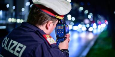 Raser (20) flüchtet mit 200 km/h vor Polizeikontrolle